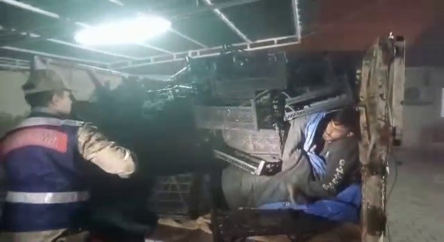 Kasaların arasından çıktılar: Hatayda 23 göçmen ve kaçakçı yakalandı