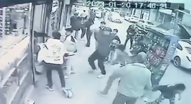 Kavgayı ayırmaya çalışan esnafa tüplü saldırı kameraya yansıdı