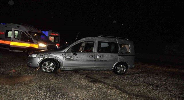 Kayganlaşan yolda kontrolden çıkan hafif ticari araç devrildi: 2 yaralı