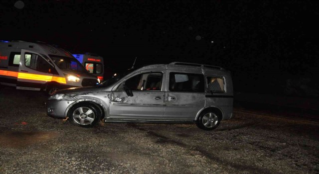 Kayganlaşan yolda kontrolden çıkan hafif ticari araç devrildi: 2 yaralı