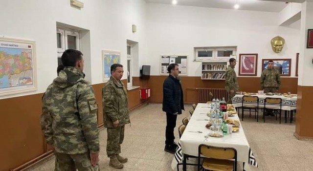 Kaymakam Nasır, yeni yıla İran sınırındaki Askerlerle girdi