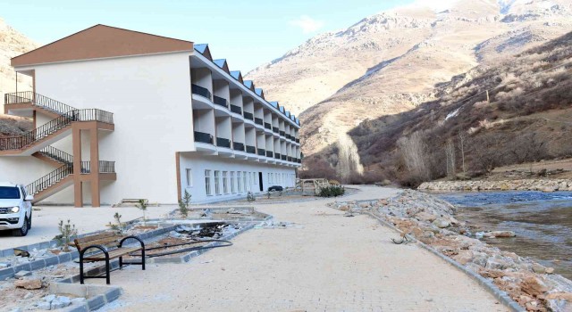 Kaymakam Sakarya ve Başkan Şeylan yapımı devam eden çalışmaları yerinde inceledi