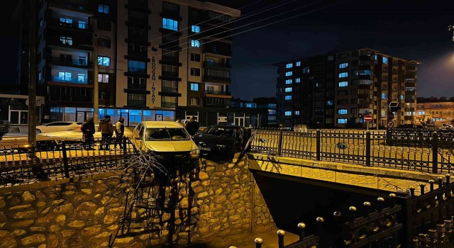 Kaza yapan otomobiller kanal kenarında asılı kaldı
