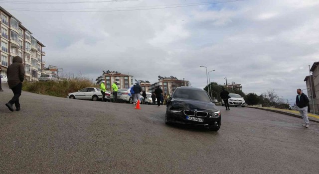 Kaza yaptı, aracı yol ortasında bırakıp kaçtı