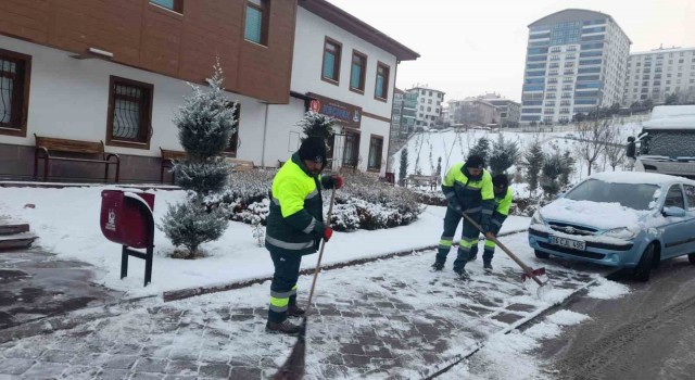 Keçiörende karla mücadele aralıksız devam ediyor