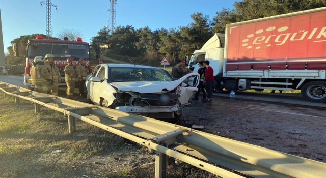 Kemerburgazda 2 araç kafa kafaya çarpıştı: 2 yaralı