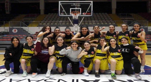 Kepezin kız basket takımı kupaya yaklaştı