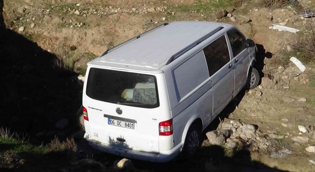 Kiliste köpeklere çarpmamak için manevra yapan araç dereye uçtu: 6 yaralı