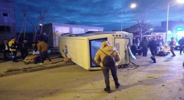 Kırklarelinde halk otobüsü ile otomobil çarpıştı: 7 yaralı