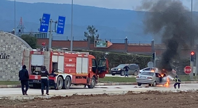 Kırmızı ışıkta duramayan araç öndeki araçlara çarparak alev aldı