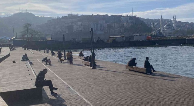 Kış ayı bahar havasına döndü, vatandaşlar sahile akın etti