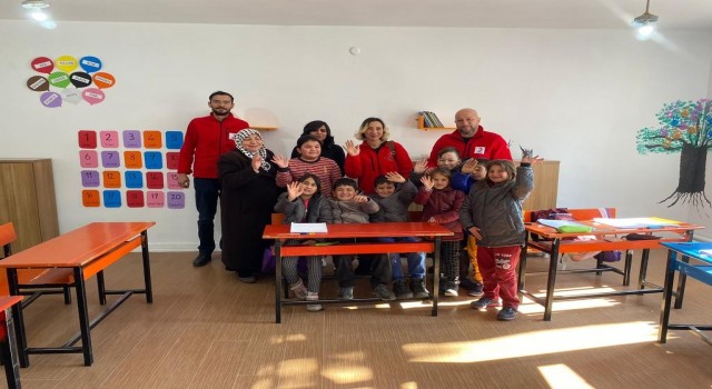 Kızılaydan öğrencilere mont desteği