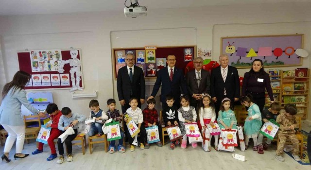 Kocaeli Valisi Seddar Yavuz Öğrencilerin karne heyecanını paylaştı
