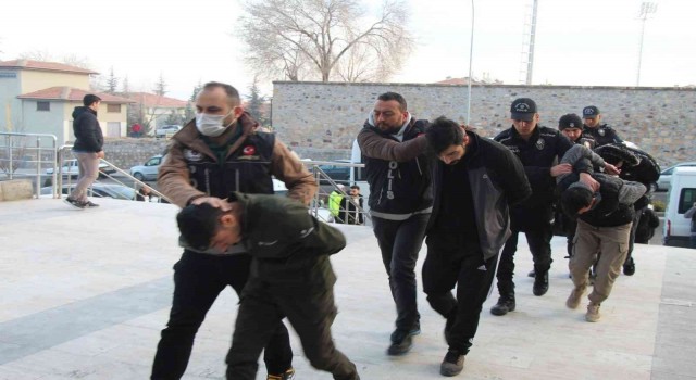Kökünü kurutma operasyonunda 33 kişi adliyede