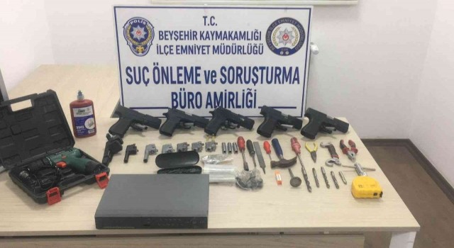 Konaklama tesisinde 5 tabanca ile çok sayıda parçası bulundu