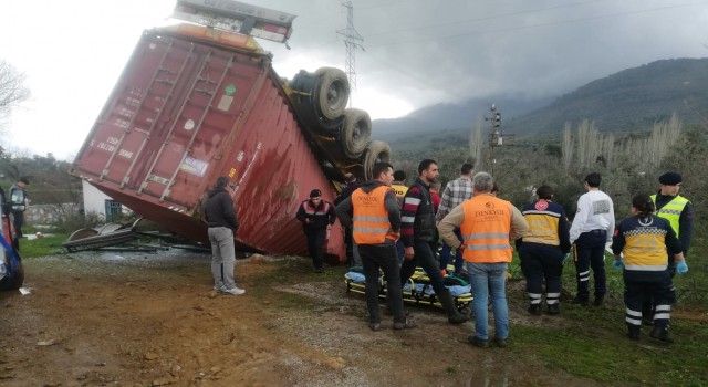 Kontrolden çıkan tır devrildi, sürücü araçta sıkıştı