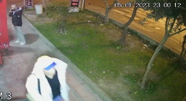 Konuşma bahanesiyle istediği telefonu çalıp kaçtı