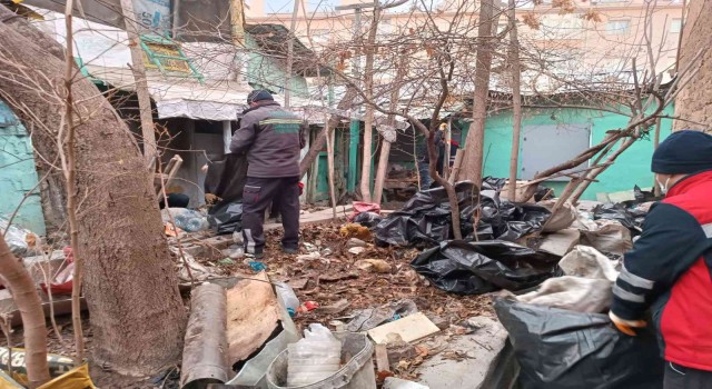Konyada bir evden 3 kamyon çöp çıktı