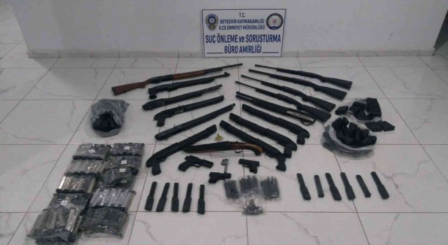 Konyada durdurulan otomobilde ve iş yerinde kaçak silah ele geçirildi