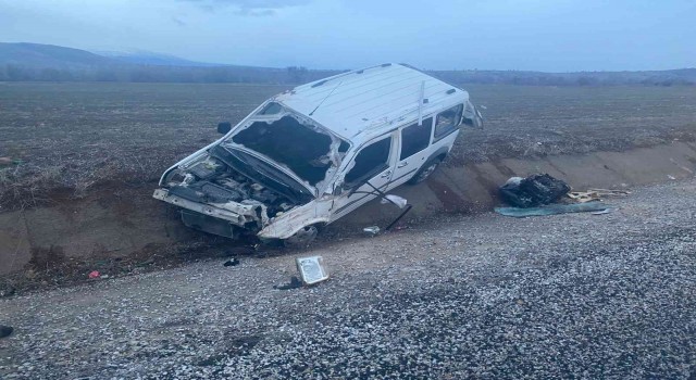 Konyada hafif ticari araç devrildi: 2 yaralı