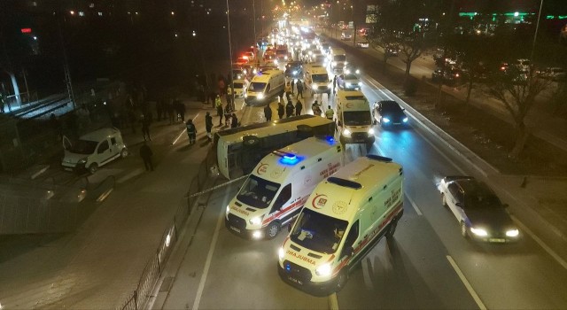 Konyada otomobilin çarptığı midibüs yan yattı: 10 yaralı