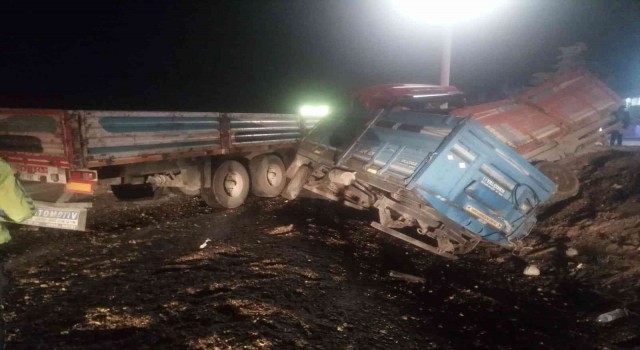 Konyada tır traktörün römorkuna çarptı: 3 yaralı
