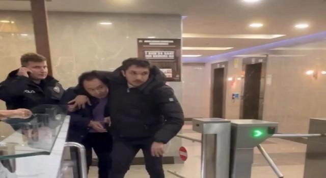Köpeğe şiddet uygulayan şahıs, hayvanseverlerin elinden zor kurtuldu
