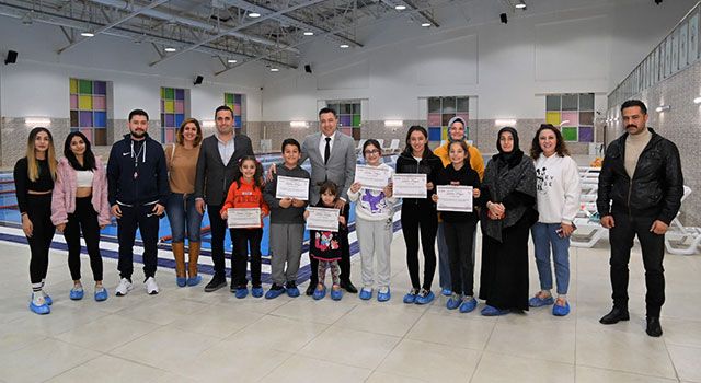 Korkut Ata Üniversitesi’nde yüzme kursunu bitirenlere sertifika verildi