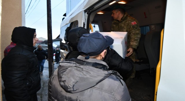 Kosovada görev yapan Türk askerinden selzedelere kıyafet yardımı