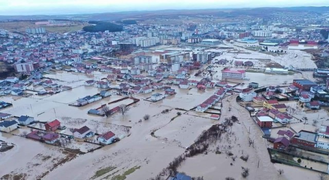 Kosovada sel: Sokaklar sular altında kaldı