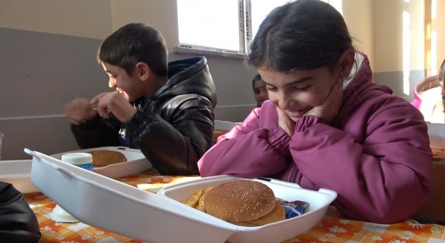 Köy çocukları ilk kez hamburger yedi