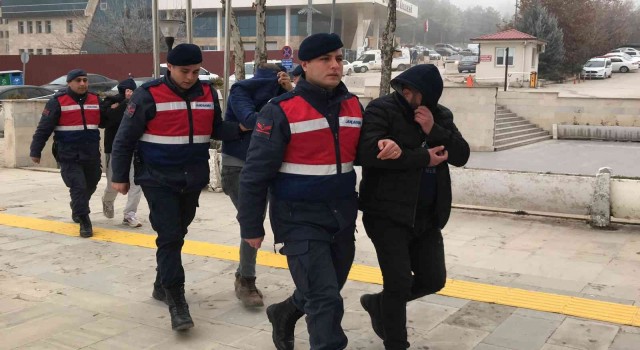 Köy evlerini soyan 3 şüpheli, jandarmanın dikkati sayesine yakayı ele verdi