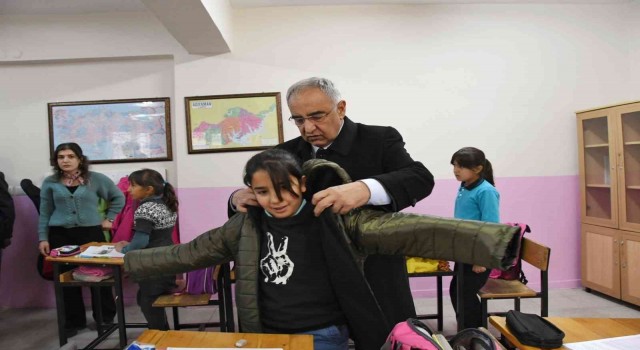 Köy okulu öğrencilerine mont dağıtıldı