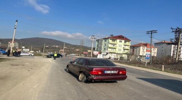 Köy yolundan kontrolsüz çıkan araç kazaya sebebiyet verdi: 2 yaralı