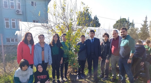 Köyceğizde okul bahçesini meyve ağaçları ile donattılar