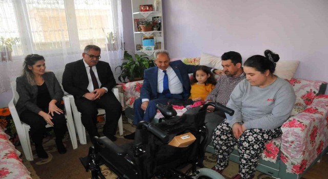 Küçük Huriyenin akülü engelli sandalye sevinci