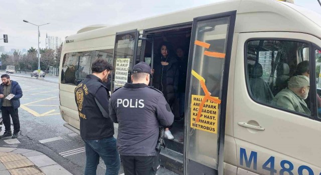 Küçükçekmecede asayiş uygulamasında sürücülere ceza yağdı