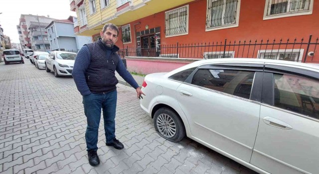 Küçükçekmecede bir kişinin araçların lastiklerini kesip kaçtığı anlar kamerada