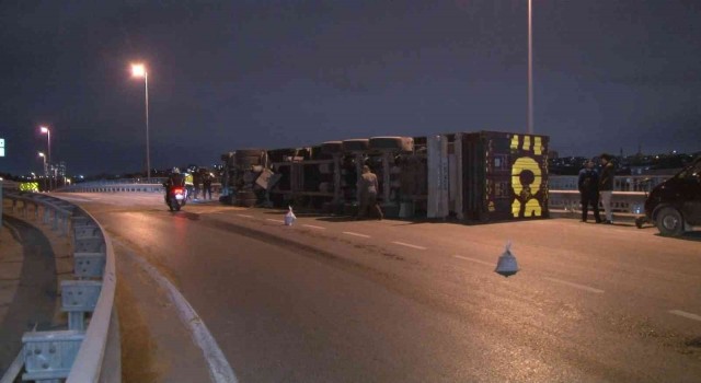 Küçükçekmecede tır devrildi, sürücüsü burnu bile kanamadan kurtuldu