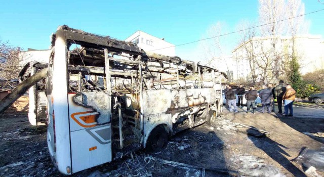 Küçükçekmecede yanarak hurdaya dönen 3 araç, gündüz görüntülendi