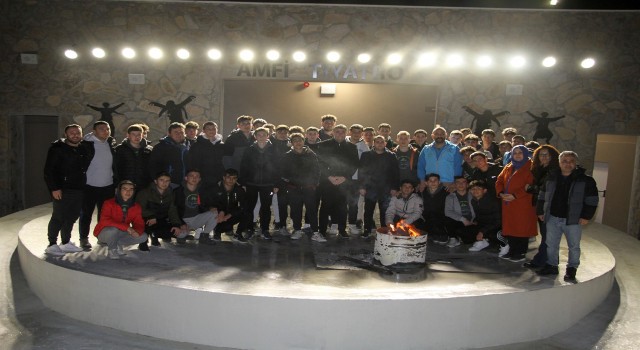 Kula Gençlik Kampında ilk kamp ateşi yakıldı