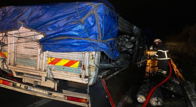 Kumaş yüklü kamyonda yangın çıktı