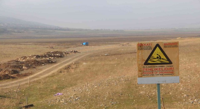 Kuraklığın en net fotoğrafı: Suya girmek yasaktır yazısı var, su yok