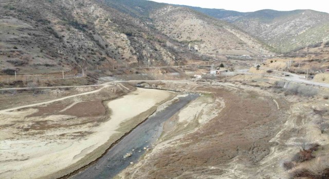 Kuraklık nedeniyle su seviyesi düşen barajlarda elektrik üretimi sekteye uğruyor