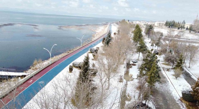 Kuraklık tehlikesiyle karşı karşıya olan Beyşehir Gölüne kar yağışı umut oldu