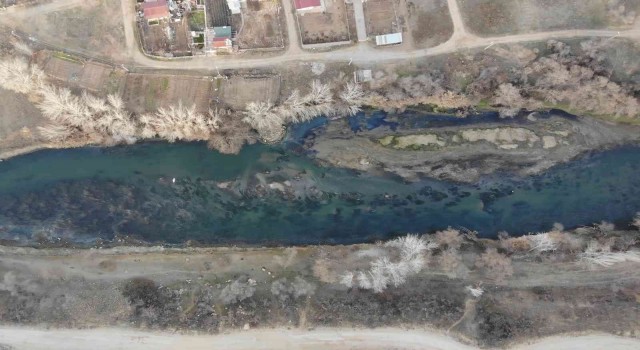 Kuraklık, Türkiyenin en uzun nehrini etkiledi: Su seviyesi azalan Kızılırmakta adacıklar ortaya çıktı