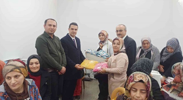 Kursiyerlerden ihtiyaç sahibi öğrencilere karne hediyesi