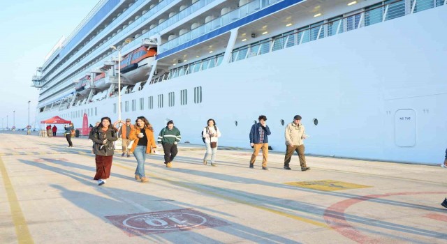Kuşadasına 2023 sezonunun ilk kruvaziyer gemisiyle 841 yolcu geldi