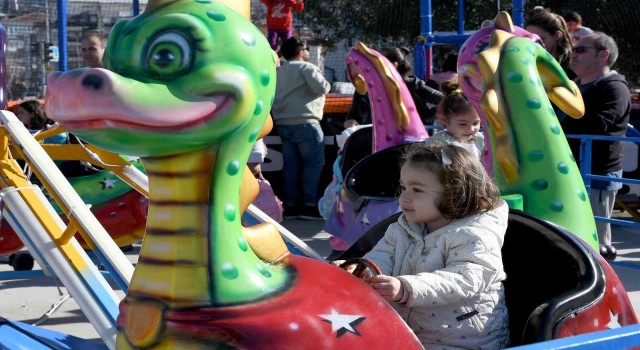 Kuşadasında çocuklar tatilin keyfini lunapark oyuncaklarıyla çıkarıyor