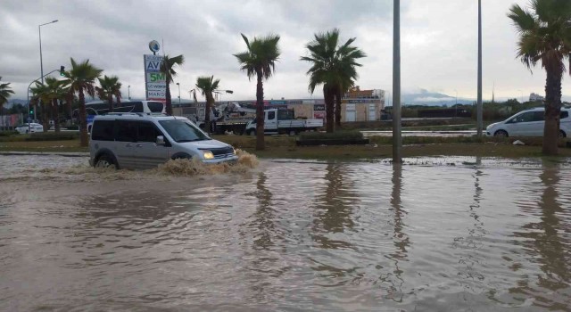 Kuşadasında sağanak yağış etkili oldu